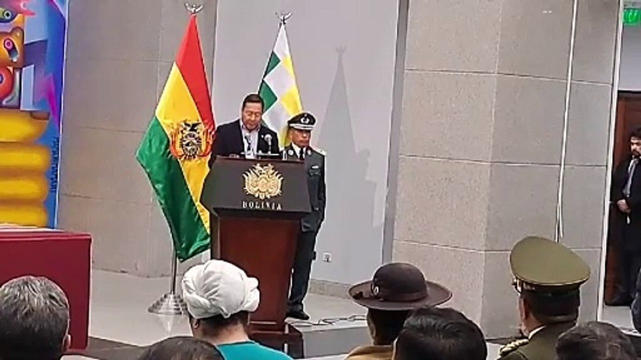 El presidente del Estado,  Luis Arce, emite su discurso tras la posesión del nuevo Alto Mando de la Policía Boliviana