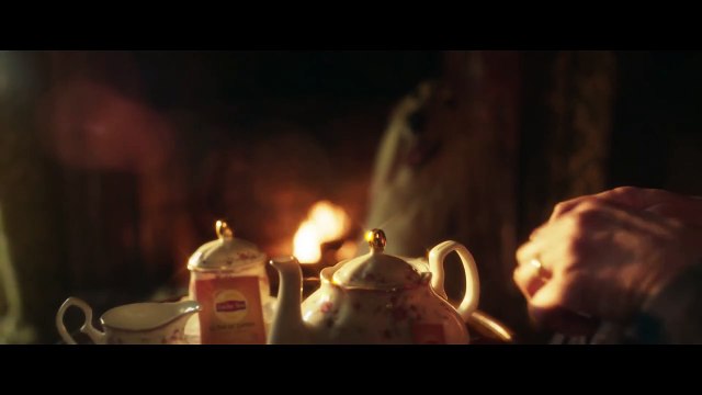 Les Tuche 5 : le teaser de God Save the Tuche invente le thé à la bière (vf)