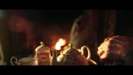Les Tuche 5 : le teaser de God Save the Tuche invente le thé à la bière (vf)