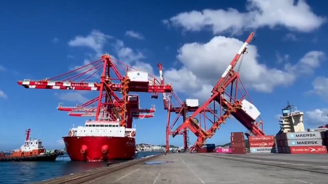 Taïwan : une immense grue portuaire s'effondre après avoir été percutée par un navire