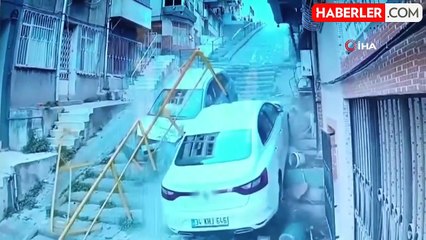 Hızla sokağa giren otomobil ortalığı yıkıp geçti