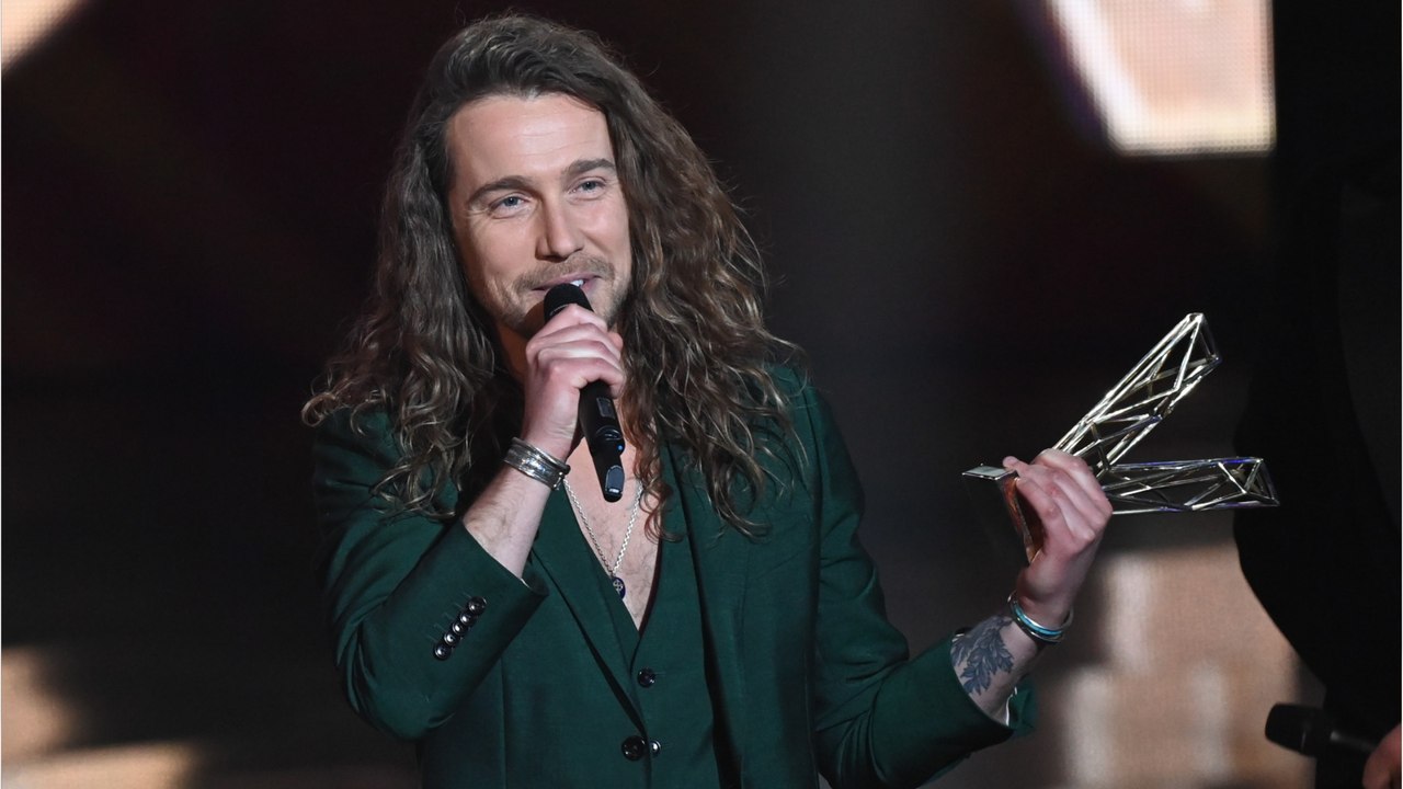 GALA VIDEO - “Il y a un gouffre” : Julien Doré ému à l’évocation de la mort de sa mère, son touchant témoignage