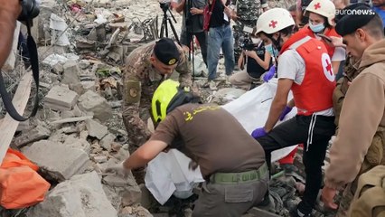 الصليب الأحمر اللبناني ينتشل أشلاء بشرية من تحت ركام الغارة الإسرائيلية التي استهدفت أيطو شمال لبنان