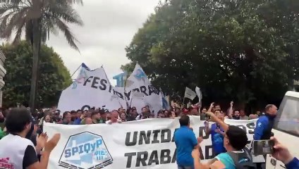 Movilización en las calles de Río Tercero, en Córdoba contra el cierre de una planta de la Petroquimica Río Tercero