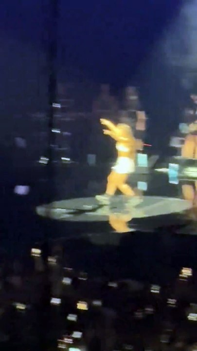 Olivia Rodrigo cai durante show