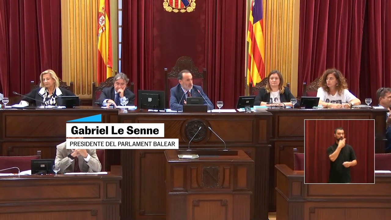 El presidente del Parlamento balear expulsa a dos diputadas socialistas por exhibir camisetas de víctimas del franquismo