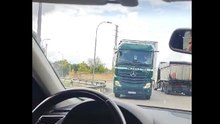Un camión en sentido contrario en la rotonda del Caballo Blanco de Soria