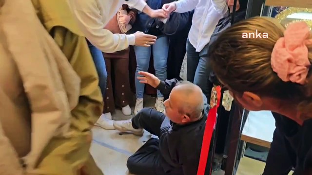 İndirimi duyan koştu! Mağaza önünde izdiham yaşandı