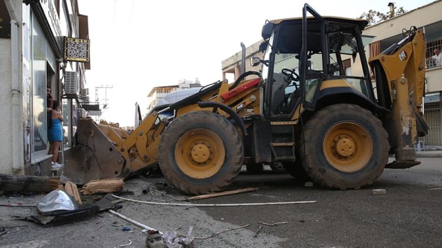 Freni arızalanan iş makinesinin 7 araca çarpması sonucu 8 kişi yaralandı