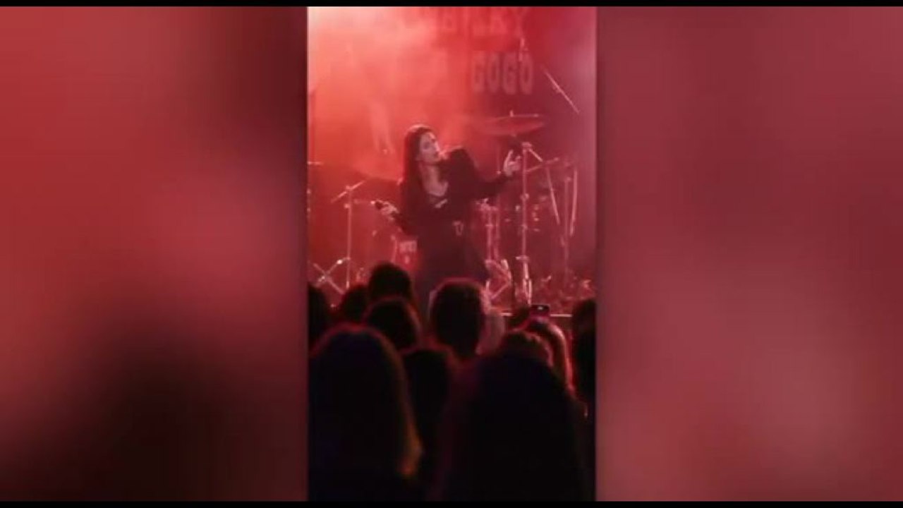 Emma infiamma Los Angeles sul palco del club Whisky a Go Go