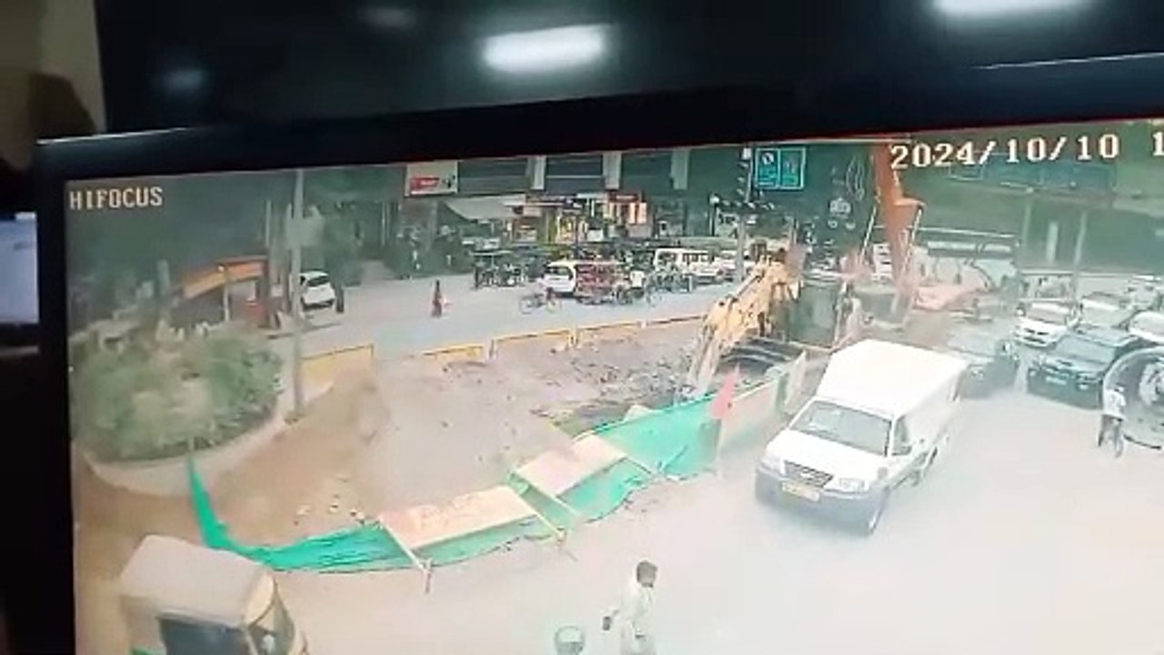 ट्रैफिक जवान को बोनट पर लेकर दौड़ती रही लाल रंग की कार, पीछे भागता रहा दूसरा पुलिसकर्मी