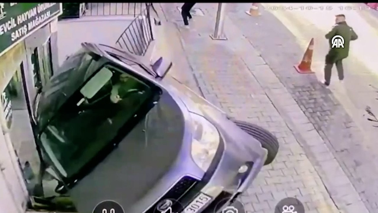 Otomobilin merdiven boşluğuna düşme anı güvenlik kamerasında