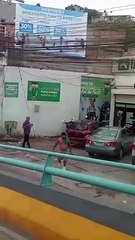 Hombres se van a los golpes en Barrio La Granja
