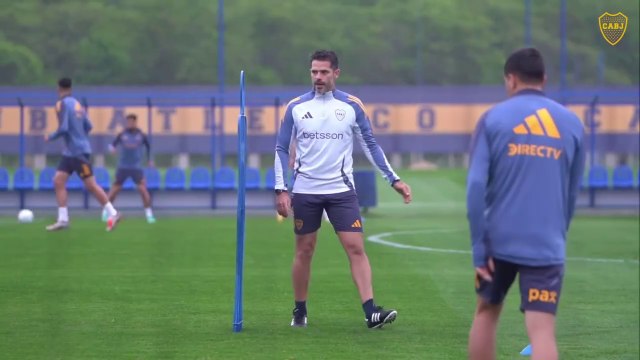 Fernando Gago encabezó su primer entrenamiento en Boca Juniors como DT