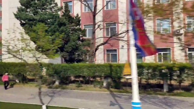 Motos e bikes elétricas em uma ciclovia de Pyongyang, Coreia do Norte