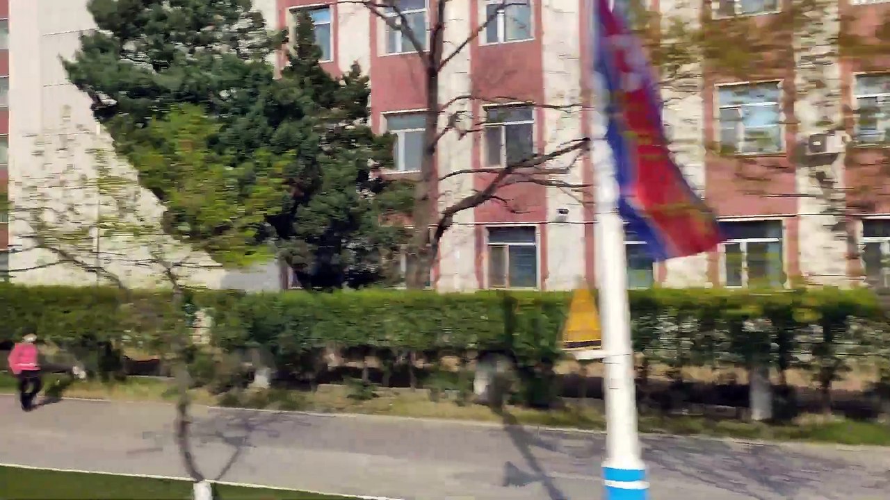 Motos e bikes elétricas em uma ciclovia de Pyongyang, Coreia do Norte