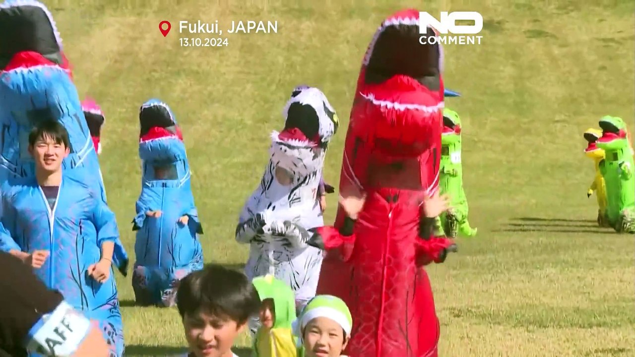 Achtung, Dinosaurier Unterwegs! Japaner in bunten Kostümen liefen um die Wette
