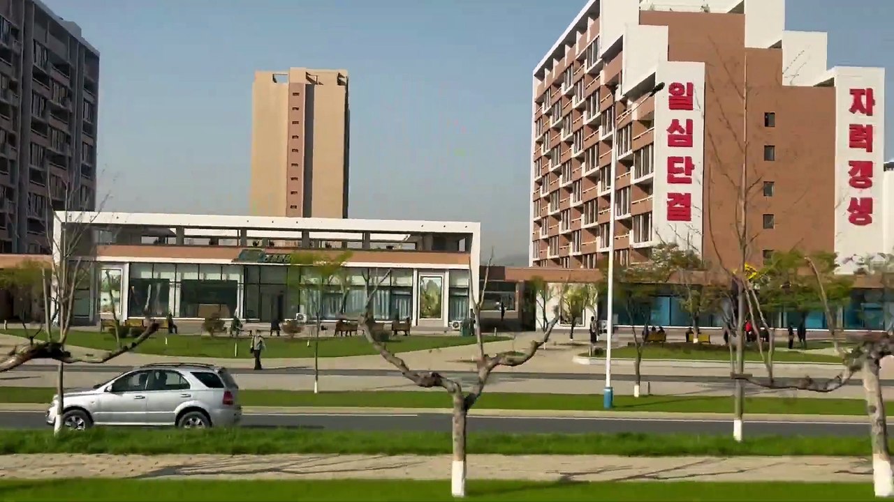 Novo bairro construído em Pyongyang_ casas e apartamentos entregues gratuitamente ao povo