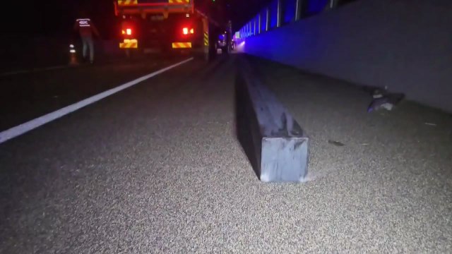 적재물 실은 화물차, 고속도로 전도...차량 12대 파손 / YTN