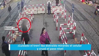 ¡Cuidado el tren! Iba distraído mirando el celular y cruzó el paso nivel
