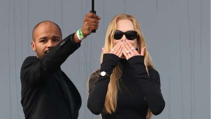 GALA VIDEO - Triste journée pour Nicole Kidman : aux obsèques de sa mère, elle peut compter sur le soutien de son mari et ses filles