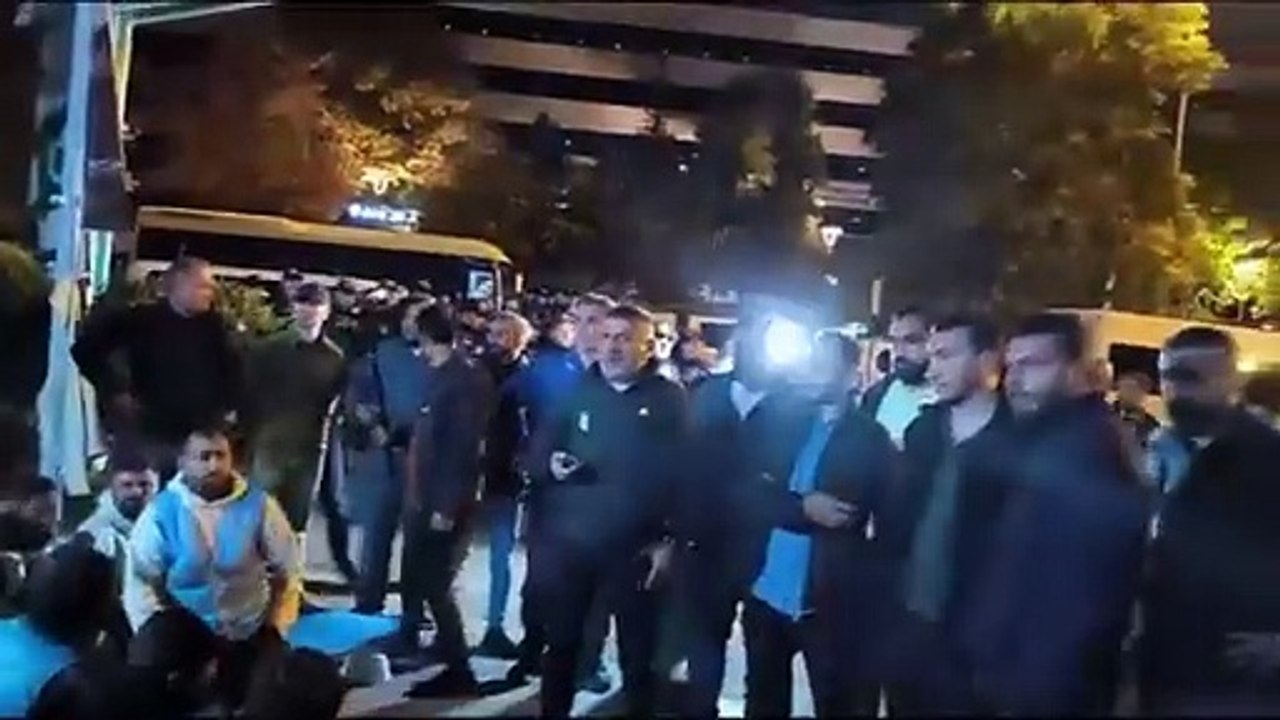 Açlık grevlerinin ikinci günündeki Fernas işçileri gözaltına alındı