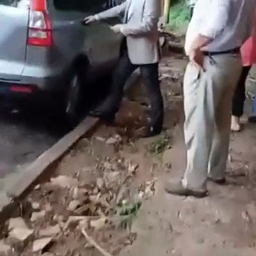 Saquean varios vehículos cerca del Ministerio público