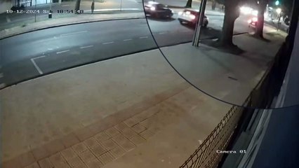 Video herunterladen: Vídeo mostra momento que Porsche atropela e mata jovem em Maringá