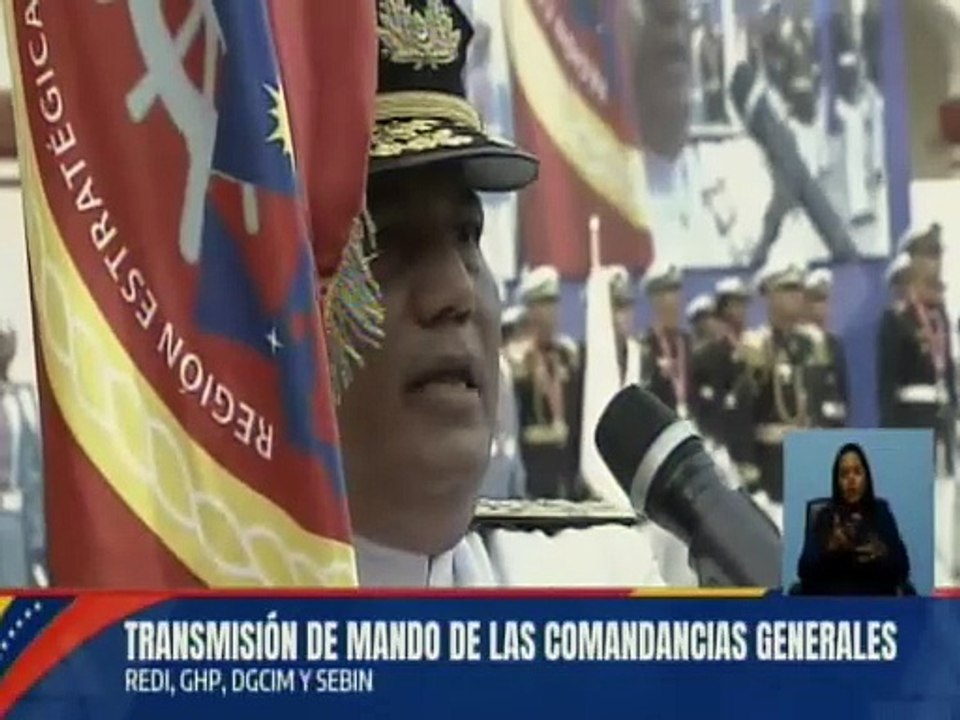 Almirante José Rafael Hernández Abchi recibe el estandarte de la REDI Marítima e Insular