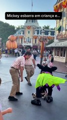 Mickey Mouse 'dá bronca' em pai descuidado em parque de diversões