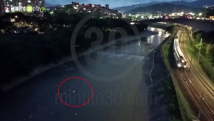 Amigo del hombre que murió en el río Medellín se metió al agua para intentar rescatar su cuerpo
