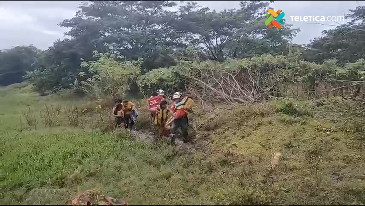tn7-Cruz Roja logra salvar a cuatro menores y tres adultos tras cabeza de agua en Puntarenas-151024