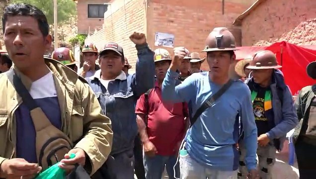 Manifestantes aíslan con bloqueos fortín político de Morales para evitar su arresto
