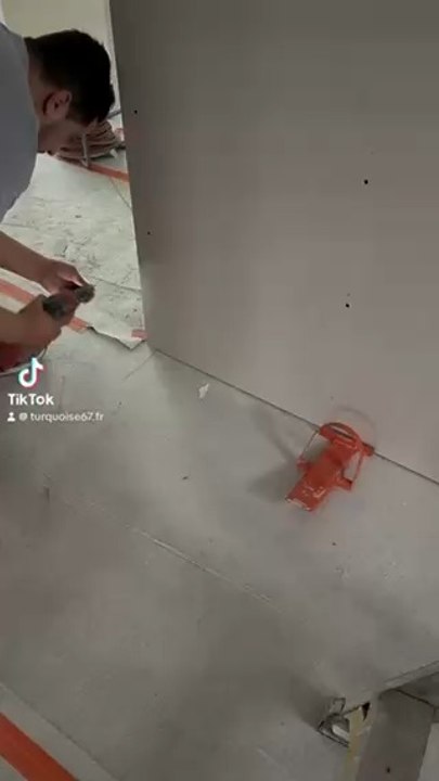 Comment fixer une plaque au mur ?