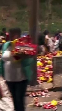 Caminhão de cerveja tomba em rodovia e carga é saqueada com isopores e até carrinhos de compras