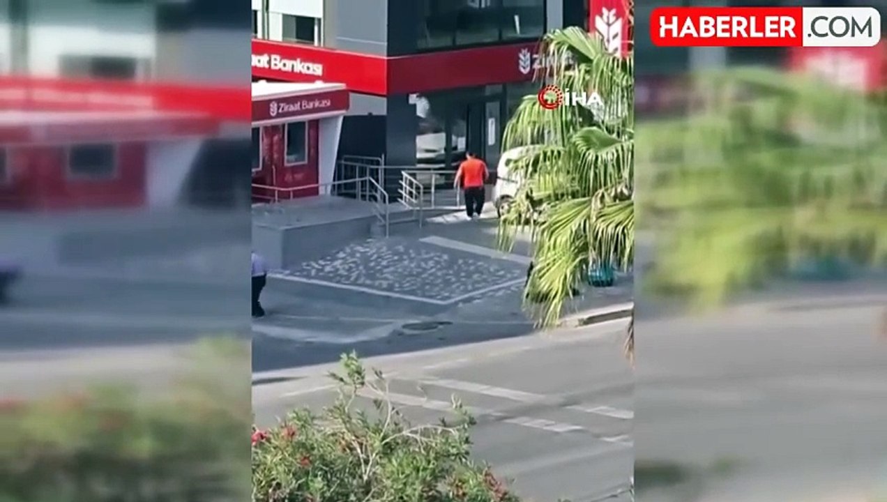 Sinir Krizi Geçiren Adam, ATM'lere Sopa ve Çöp Bidonu ile Saldırdı