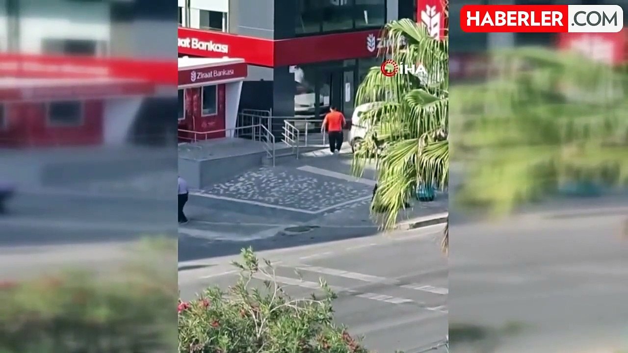 Sinir Krizi Geçiren Adam, ATM'lere Sopa ve Çöp Bidonu ile Saldırdı