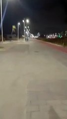 Táxi é flagrado trafegando em área de pedestres na orla de Patamares