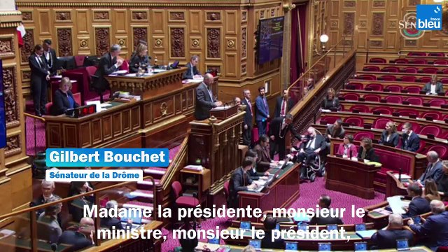 Sous respirateur artificiel et très affaibli, le sénateur LR Gilbert Bouchet de la Drôme atteint de la maladie de Charcot a bouleversé le Sénat hier en prenant la parole depuis son fauteuil roulant
