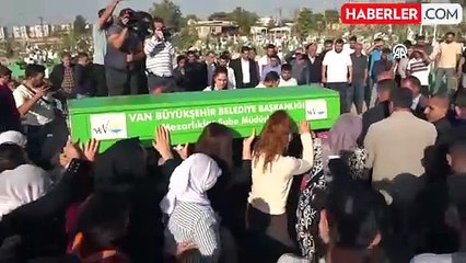 Üniversite öğrencisi Rojin'in tabutunu kadınlar taşıdı