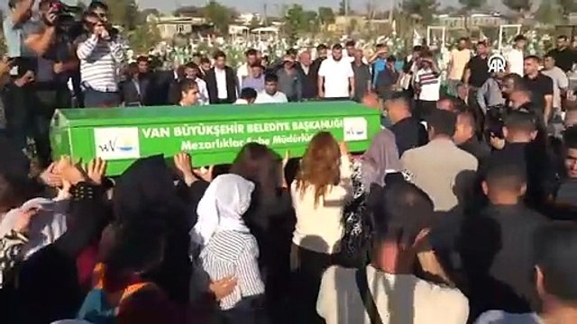 Van Gölü'nde cansız bedeni bulunan Rojin Kabaiş Diyarbakır'da toprağa verildi