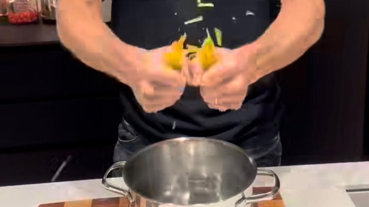 De Roon, che disastro in cucina! L'olandese fa impazzire gli italiani