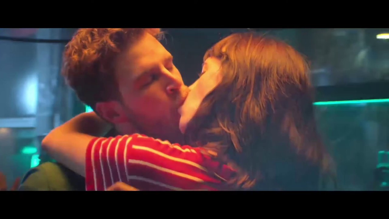 Adri-and-Carla-Alvaro-Cervantes-and-Susana-Abaitua-Kissing-scene-Crazy-About-Her(1)