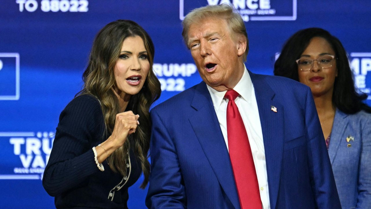 Trump steht 30 Minuten lang wortlos auf Bühne