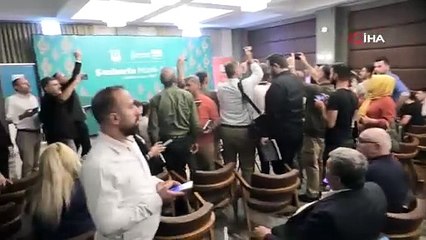 Belediye Başkanı, basın açıklaması sırasında depreme yakalandı