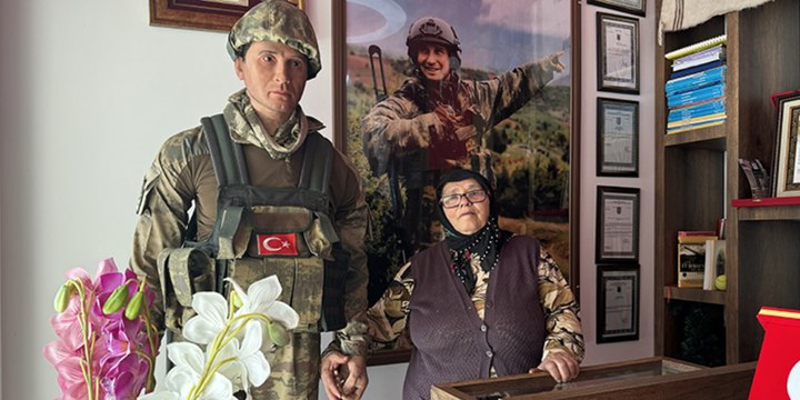 Şehit annesi, oğlunun hatırasını balmumu heykeli ve eşyalarıyla yaşatıyor