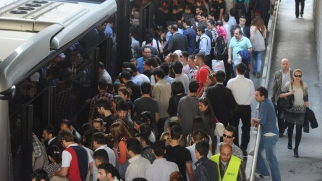 Kalabalık, arıza, yetersiz klima! İstanbul'da metrobüs çilesi