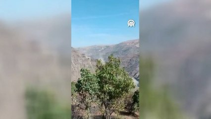 Kale ilçesinde deprem sırasında dağlık kesimdeki toprak kaydı, taşlar yuvarlandı