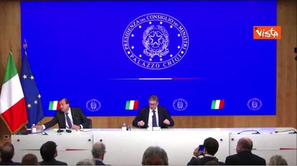 Leo rompe inavvertitamente bicchiere in conferenza stampa, Giorgetti: "Chiss? se porta bene o male"