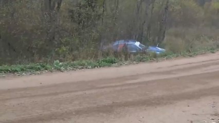 La curva maldita en la que varios coches se salen durante un rally